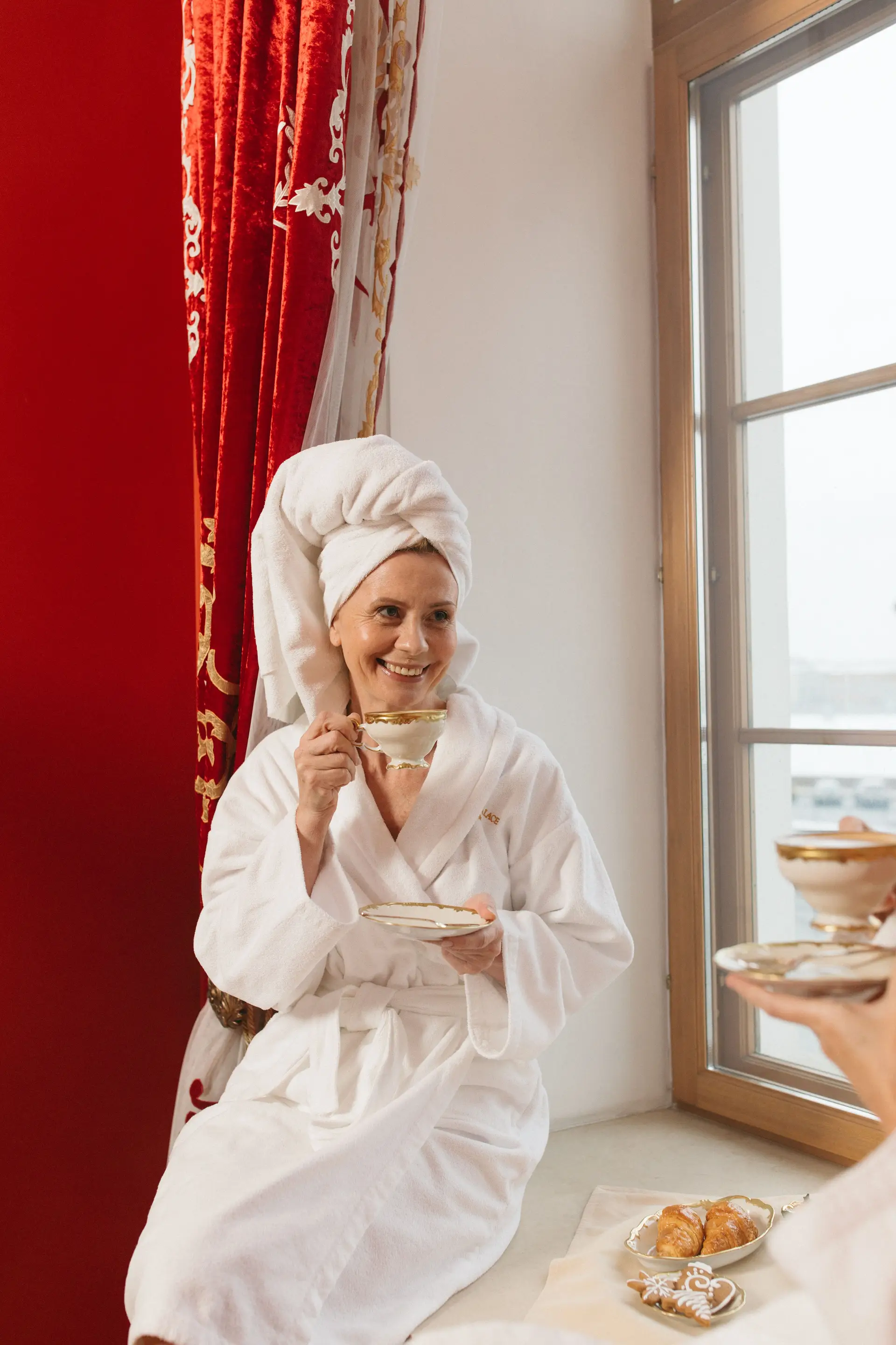 Serviertes Frühstück an einem gedeckten Tisch
