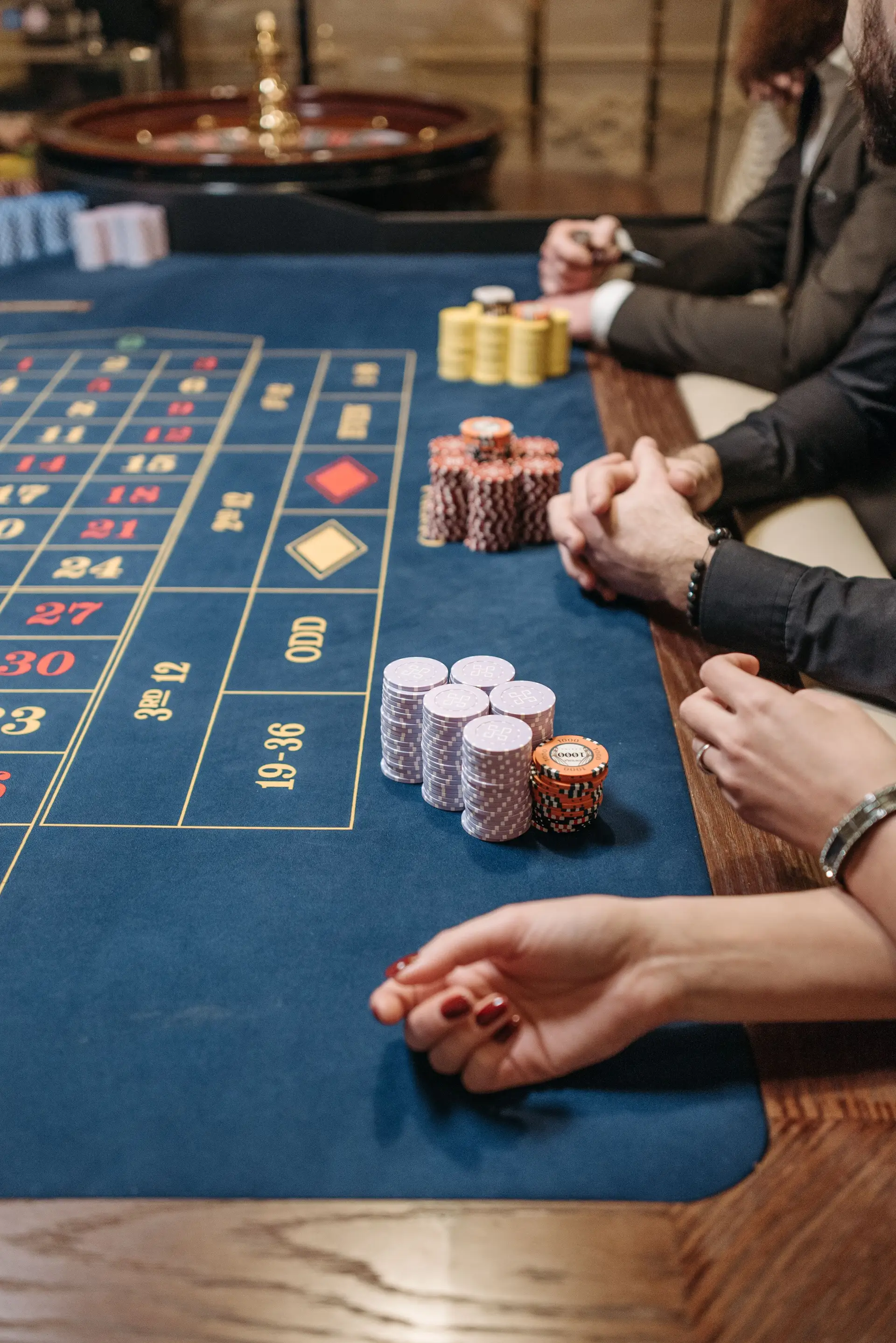 Spielmarken auf einem gepflegten Spieltisch